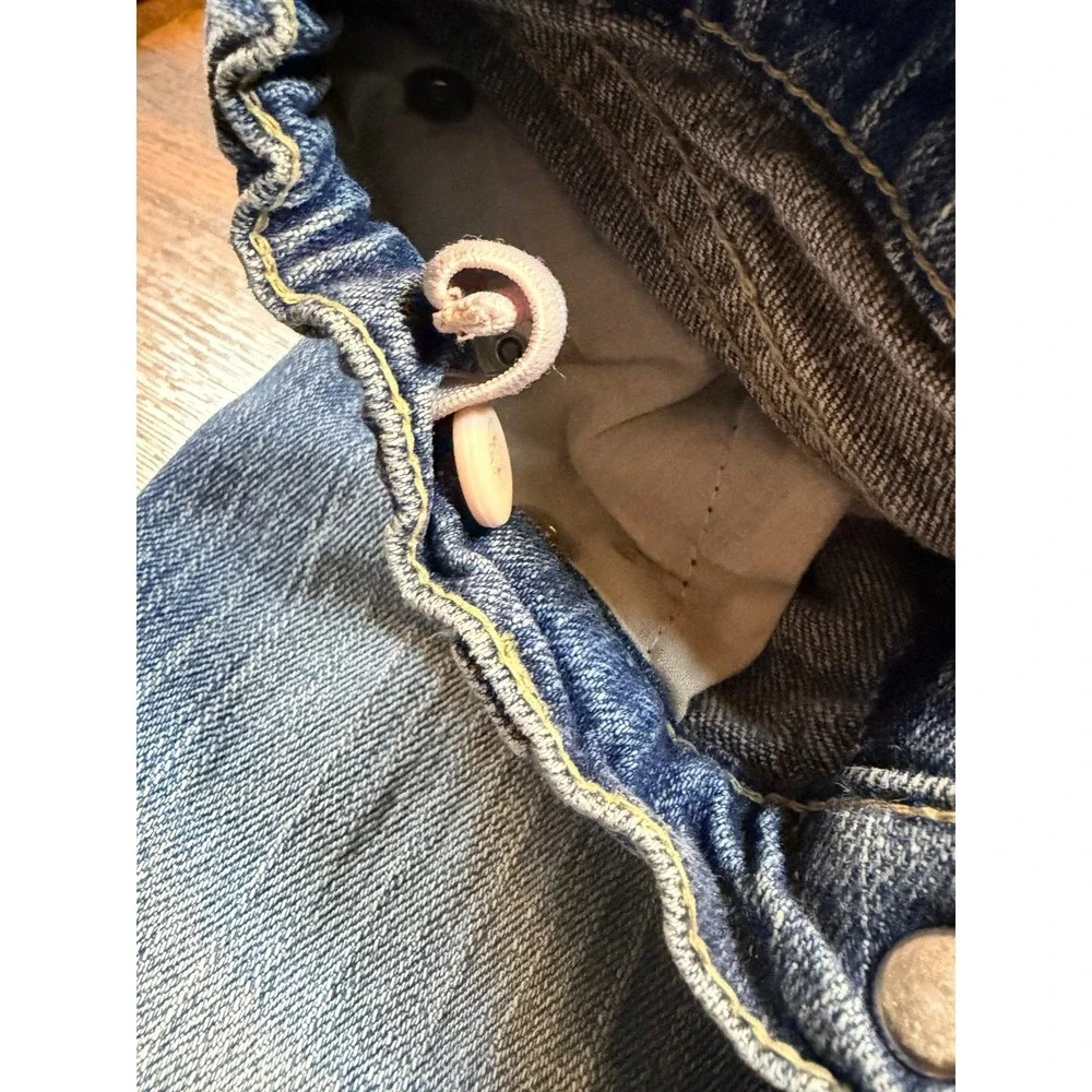Vintage Y2K Levi's Girls Denim Shorts Pink Stitching Size 5. Long 6 in inseam